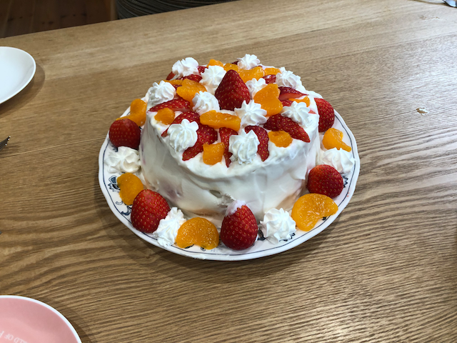 イチゴとミカンがのった手作りケーキ