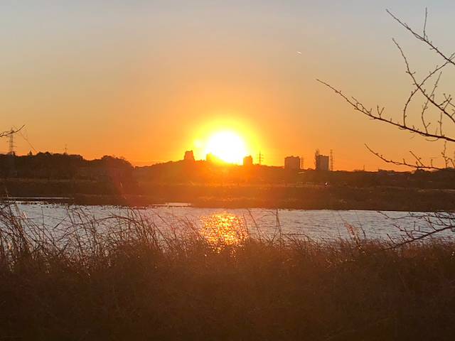 印旛沼の奥に沈む夕日